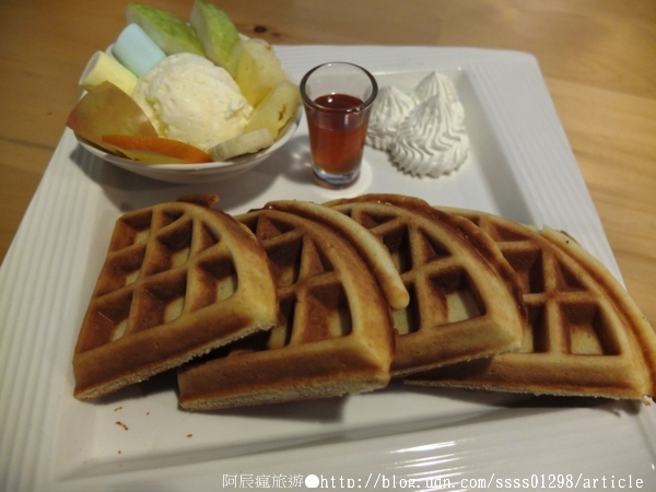 自然綠人文咖啡館:【美食特搜。屏東市】自然綠人文咖啡館。眷村老屋裡的下午茶 由心而綠的那份純粹自然