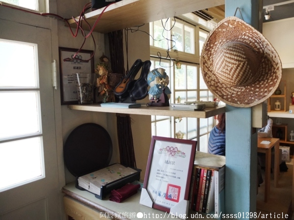 自然綠人文咖啡館:【美食特搜。屏東市】自然綠人文咖啡館。眷村老屋裡的下午茶 由心而綠的那份純粹自然