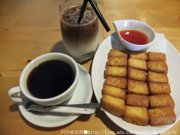 自然綠人文咖啡館:【美食特搜。屏東市】自然綠人文咖啡館。眷村老屋裡的下午茶 由心而綠的那份純粹自然