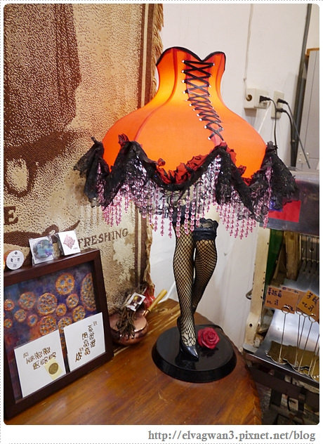 台南-中西區-昭和五五-國華友愛商圈-銅板美食-巷弄美食-麵包甜點-秒殺麵包-限量-預購-金蕉條雞蛋糕-美玉青草茶-9-042-1