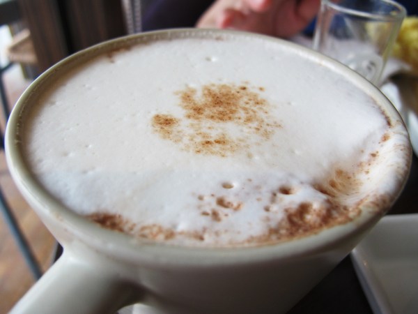 Brick磚塊：（台南。中西區美食）再訪『Brick磚塊』brunch & lounge bar。台南正興街。在酒吧吃早午餐。馬修嚴選優格。