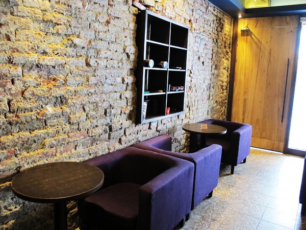 Brick磚塊：（台南。中西區美食）再訪『Brick磚塊』brunch & lounge bar。台南正興街。在酒吧吃早午餐。馬修嚴選優格。