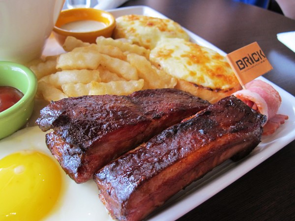 Brick磚塊：（台南。中西區美食）再訪『Brick磚塊』brunch & lounge bar。台南正興街。在酒吧吃早午餐。馬修嚴選優格。