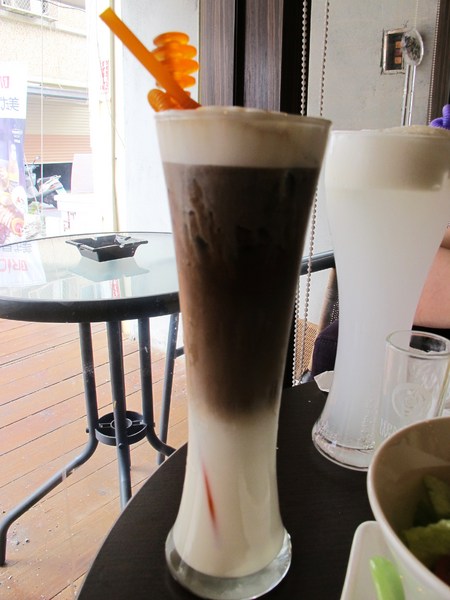 Brick磚塊：（台南。中西區美食）再訪『Brick磚塊』brunch & lounge bar。台南正興街。在酒吧吃早午餐。馬修嚴選優格。