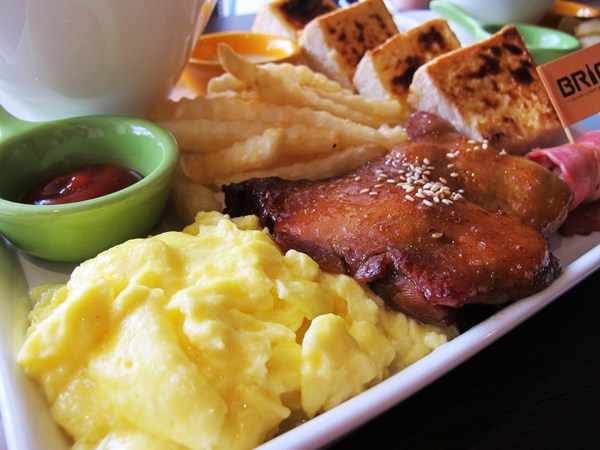 Brick磚塊：（台南。中西區美食）再訪『Brick磚塊』brunch & lounge bar。台南正興街。在酒吧吃早午餐。馬修嚴選優格。