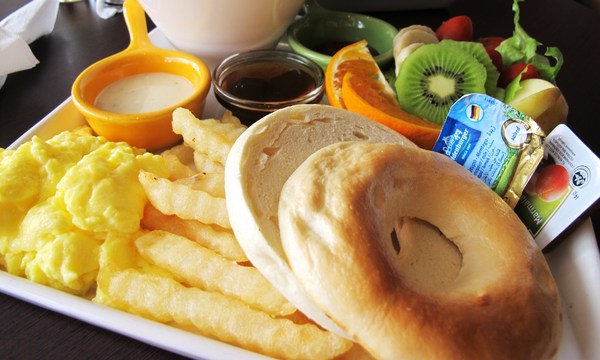 Brick磚塊：（台南。中西區美食）再訪『Brick磚塊』brunch & lounge bar。台南正興街。在酒吧吃早午餐。馬修嚴選優格。