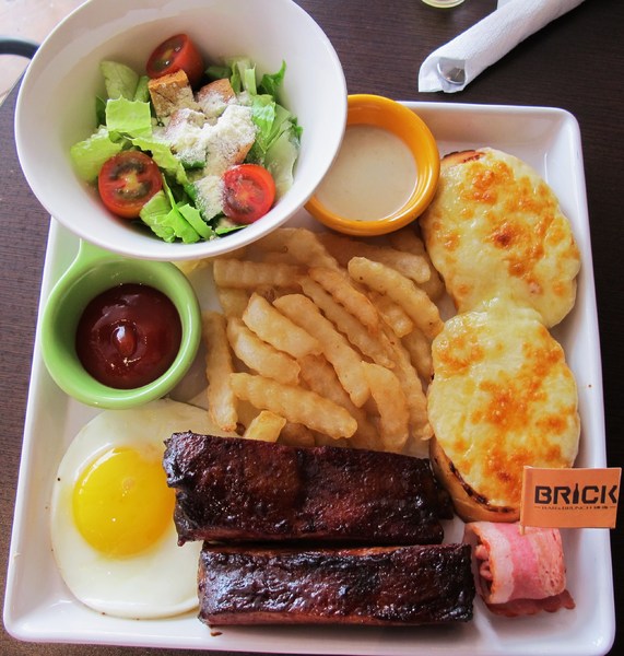 Brick磚塊：（台南。中西區美食）再訪『Brick磚塊』brunch & lounge bar。台南正興街。在酒吧吃早午餐。馬修嚴選優格。