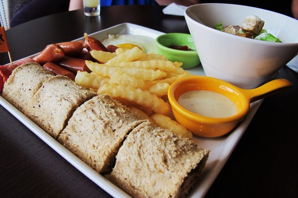 Brick磚塊：（台南。中西區美食）再訪『Brick磚塊』brunch & lounge bar。台南正興街。在酒吧吃早午餐。馬修嚴選優格。