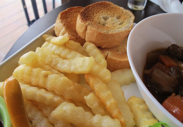 Brick磚塊：（台南。中西區美食）再訪『Brick磚塊』brunch & lounge bar。台南正興街。在酒吧吃早午餐。馬修嚴選優格。