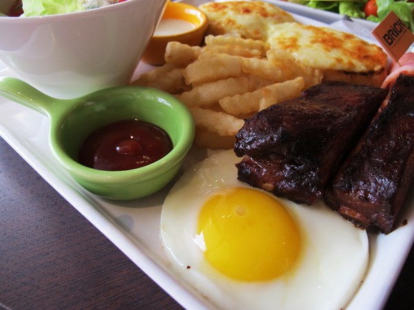 Brick磚塊：（台南。中西區美食）再訪『Brick磚塊』brunch & lounge bar。台南正興街。在酒吧吃早午餐。馬修嚴選優格。