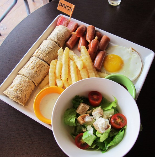 Brick磚塊：（台南。中西區美食）再訪『Brick磚塊』brunch & lounge bar。台南正興街。在酒吧吃早午餐。馬修嚴選優格。