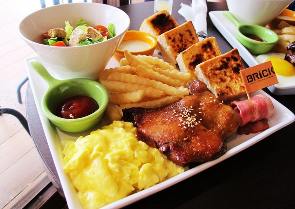 Brick磚塊：（台南。中西區美食）再訪『Brick磚塊』brunch & lounge bar。台南正興街。在酒吧吃早午餐。馬修嚴選優格。