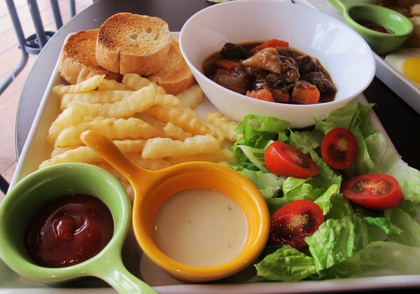 Brick磚塊：（台南。中西區美食）再訪『Brick磚塊』brunch & lounge bar。台南正興街。在酒吧吃早午餐。馬修嚴選優格。