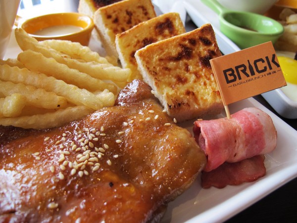 Brick磚塊：（台南。中西區美食）再訪『Brick磚塊』brunch & lounge bar。台南正興街。在酒吧吃早午餐。馬修嚴選優格。