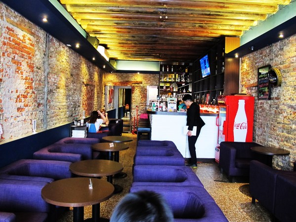 Brick磚塊：（台南。中西區美食）再訪『Brick磚塊』brunch & lounge bar。台南正興街。在酒吧吃早午餐。馬修嚴選優格。