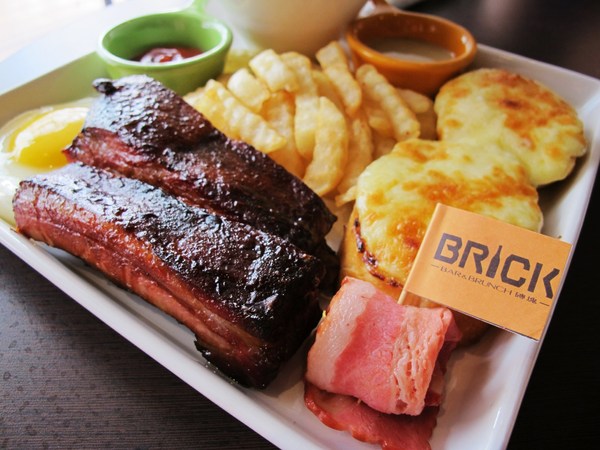 Brick磚塊：（台南。中西區美食）再訪『Brick磚塊』brunch & lounge bar。台南正興街。在酒吧吃早午餐。馬修嚴選優格。