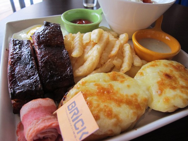 Brick磚塊：（台南。中西區美食）再訪『Brick磚塊』brunch & lounge bar。台南正興街。在酒吧吃早午餐。馬修嚴選優格。