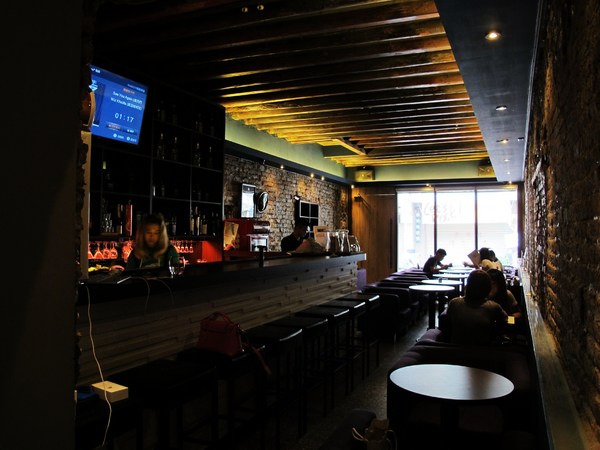 Brick磚塊：（台南。中西區美食）再訪『Brick磚塊』brunch & lounge bar。台南正興街。在酒吧吃早午餐。馬修嚴選優格。