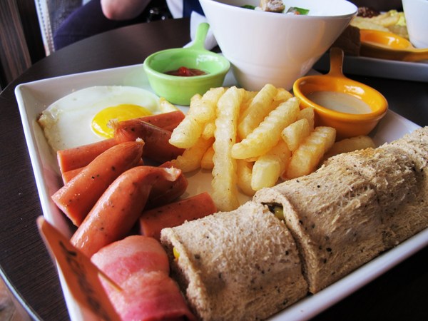 Brick磚塊：（台南。中西區美食）再訪『Brick磚塊』brunch & lounge bar。台南正興街。在酒吧吃早午餐。馬修嚴選優格。