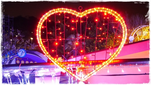 水晶情人橋：【台北◍•ᴗ•◍中山】景點・水晶情人橋・台北燈節✯捷運圓山站浪漫景點「愛．擁抱燈海」｜跨於夜空的浪漫銀河