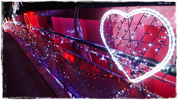 水晶情人橋：【台北◍•ᴗ•◍中山】景點・水晶情人橋・台北燈節✯捷運圓山站浪漫景點「愛．擁抱燈海」｜跨於夜空的浪漫銀河