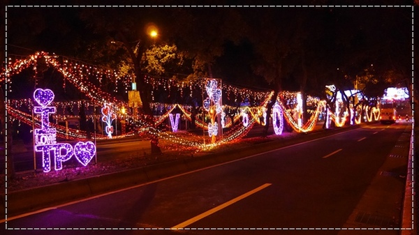 水晶情人橋：【台北◍•ᴗ•◍中山】景點・水晶情人橋・台北燈節✯捷運圓山站浪漫景點「愛．擁抱燈海」｜跨於夜空的浪漫銀河
