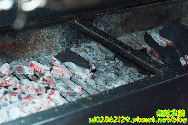 騷烤家(前鋒總店)：【台南-東區】燒烤x鍋物x小酌...堅持用木炭烤食材~《騷烤家》