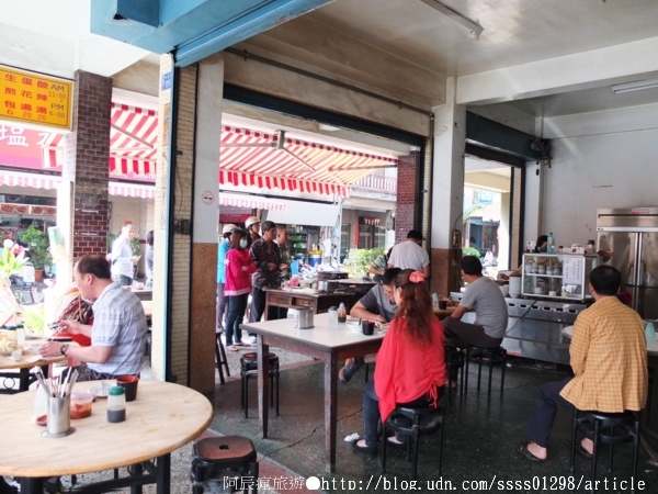 豐滿早餐店:【美食特搜。屏東市】豐滿早餐店。屏東人熟知的中正路生煎包 在地超夯排隊早餐