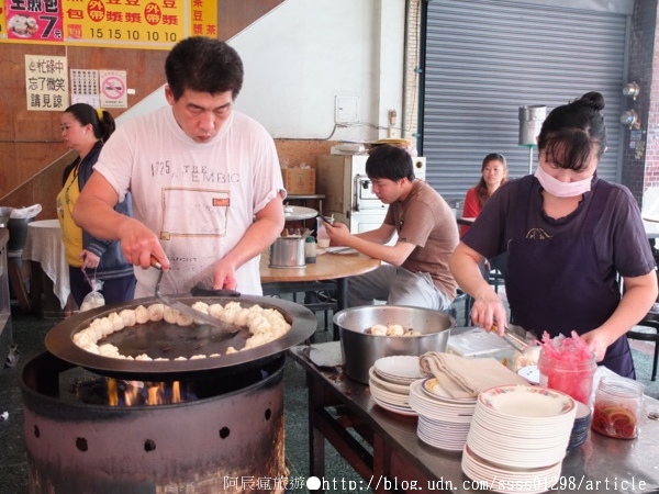 豐滿早餐店:【美食特搜。屏東市】豐滿早餐店。屏東人熟知的中正路生煎包 在地超夯排隊早餐