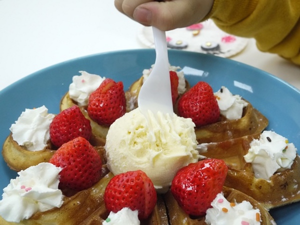 彩虹猫冰屋：食。北市捷運松山站。Boss當家的彩虹猫 炸物、鬆餅、冰品 烏龍麵通通有!!