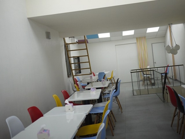 彩虹猫冰屋：食。北市捷運松山站。Boss當家的彩虹猫 炸物、鬆餅、冰品 烏龍麵通通有!!