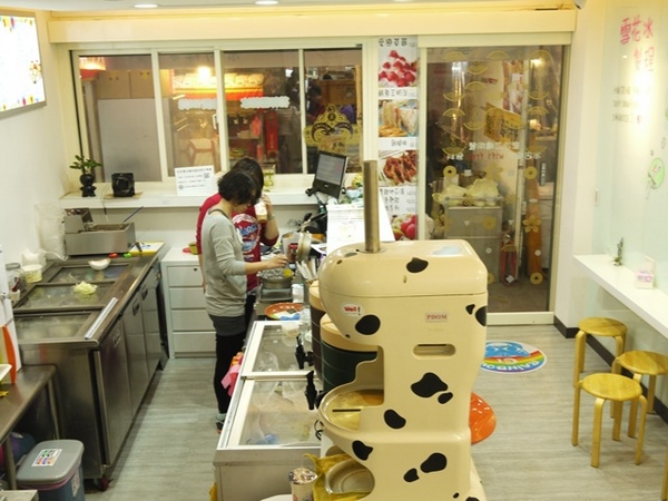 彩虹猫冰屋：食。北市捷運松山站。Boss當家的彩虹猫 炸物、鬆餅、冰品 烏龍麵通通有!!