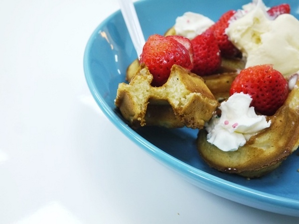 彩虹猫冰屋：食。北市捷運松山站。Boss當家的彩虹猫 炸物、鬆餅、冰品 烏龍麵通通有!!