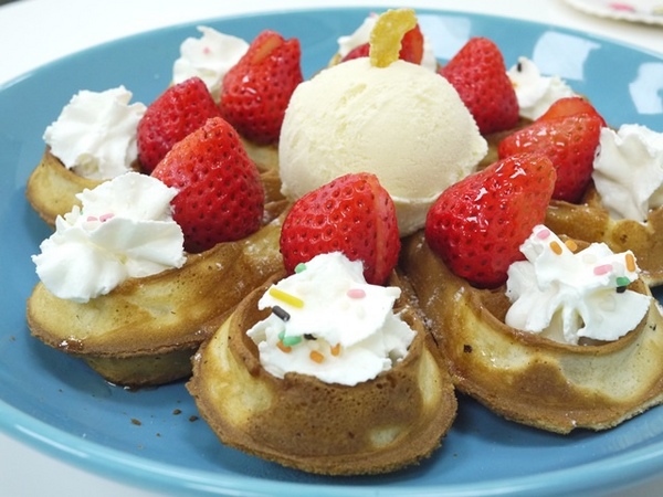 彩虹猫冰屋：食。北市捷運松山站。Boss當家的彩虹猫 炸物、鬆餅、冰品 烏龍麵通通有!!