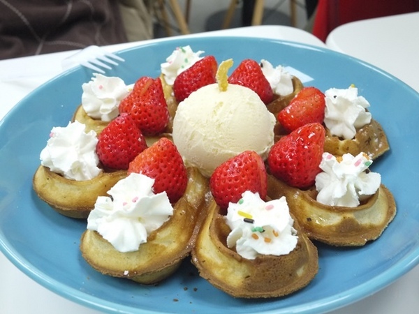 彩虹猫冰屋：食。北市捷運松山站。Boss當家的彩虹猫 炸物、鬆餅、冰品 烏龍麵通通有!!