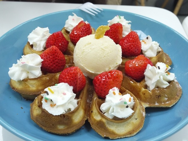 彩虹猫冰屋：食。北市捷運松山站。Boss當家的彩虹猫 炸物、鬆餅、冰品 烏龍麵通通有!!