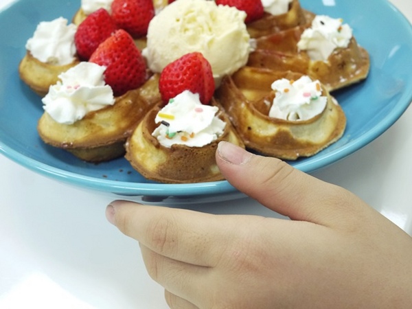 彩虹猫冰屋：食。北市捷運松山站。Boss當家的彩虹猫 炸物、鬆餅、冰品 烏龍麵通通有!!