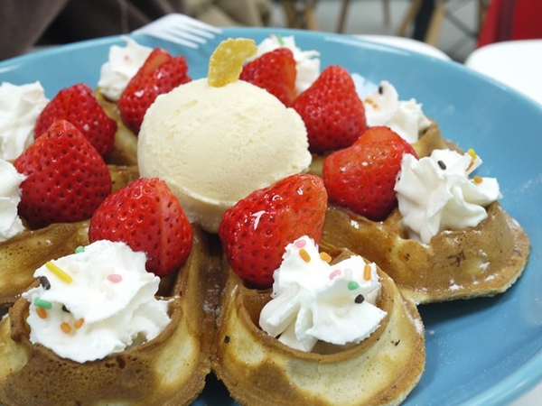 彩虹猫冰屋：食。北市捷運松山站。Boss當家的彩虹猫 炸物、鬆餅、冰品 烏龍麵通通有!!