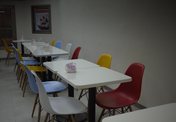 彩虹猫冰屋：食。北市捷運松山站。Boss當家的彩虹猫 炸物、鬆餅、冰品 烏龍麵通通有!!