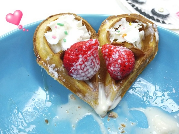 彩虹猫冰屋：食。北市捷運松山站。Boss當家的彩虹猫 炸物、鬆餅、冰品 烏龍麵通通有!!