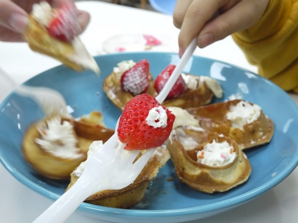 彩虹猫冰屋：食。北市捷運松山站。Boss當家的彩虹猫 炸物、鬆餅、冰品 烏龍麵通通有!!