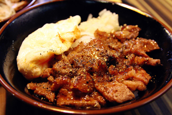 燒肉丼販:【台北市大安區。平價丼販】燒肉丼販 近忠孝敦化捷運站 東區平價自動點餐機丼販