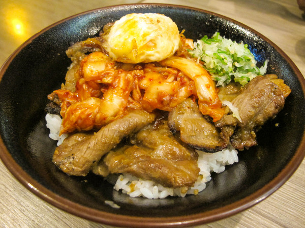 燒肉丼販：(胖樺食記)台北公館燒肉丼販。日式販賣機購買餐券再領食物。有趣道地餐點表現佳。