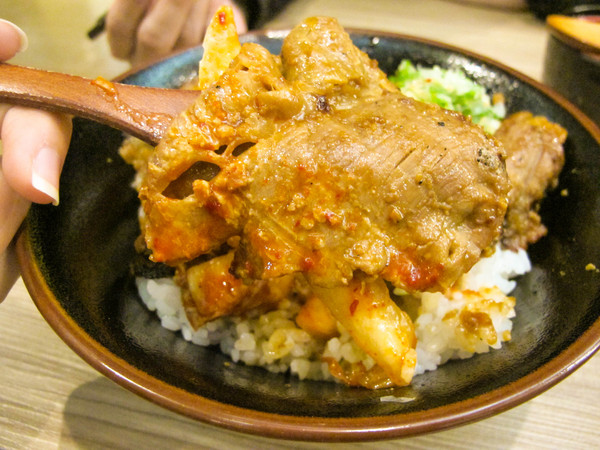 燒肉丼販：(胖樺食記)台北公館燒肉丼販。日式販賣機購買餐券再領食物。有趣道地餐點表現佳。