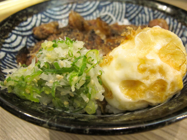 燒肉丼販：(胖樺食記)台北公館燒肉丼販。日式販賣機購買餐券再領食物。有趣道地餐點表現佳。