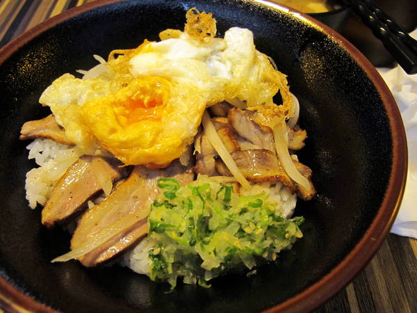 燒肉丼販:(胖樺食記)再訪「燒肉丼販」品嘗炙燒和風櫻桃鴨。台北市公館不收一成服務費不限時間的用餐好去處。