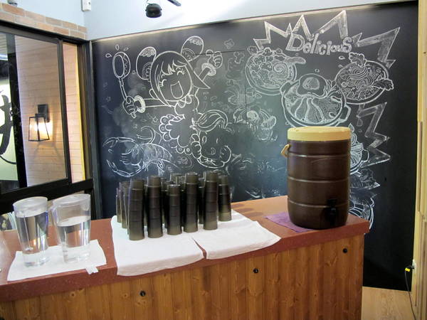 燒肉丼販:(胖樺食記)再訪「燒肉丼販」品嘗炙燒和風櫻桃鴨。台北市公館不收一成服務費不限時間的用餐好去處。