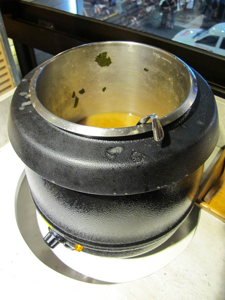 燒肉丼販：(胖樺食記)台北公館燒肉丼販。日式販賣機購買餐券再領食物。有趣道地餐點表現佳。