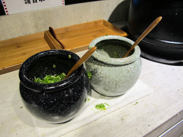 燒肉丼販：(胖樺食記)台北公館燒肉丼販。日式販賣機購買餐券再領食物。有趣道地餐點表現佳。