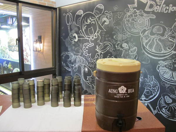 燒肉丼販：(胖樺食記)台北公館燒肉丼販。日式販賣機購買餐券再領食物。有趣道地餐點表現佳。